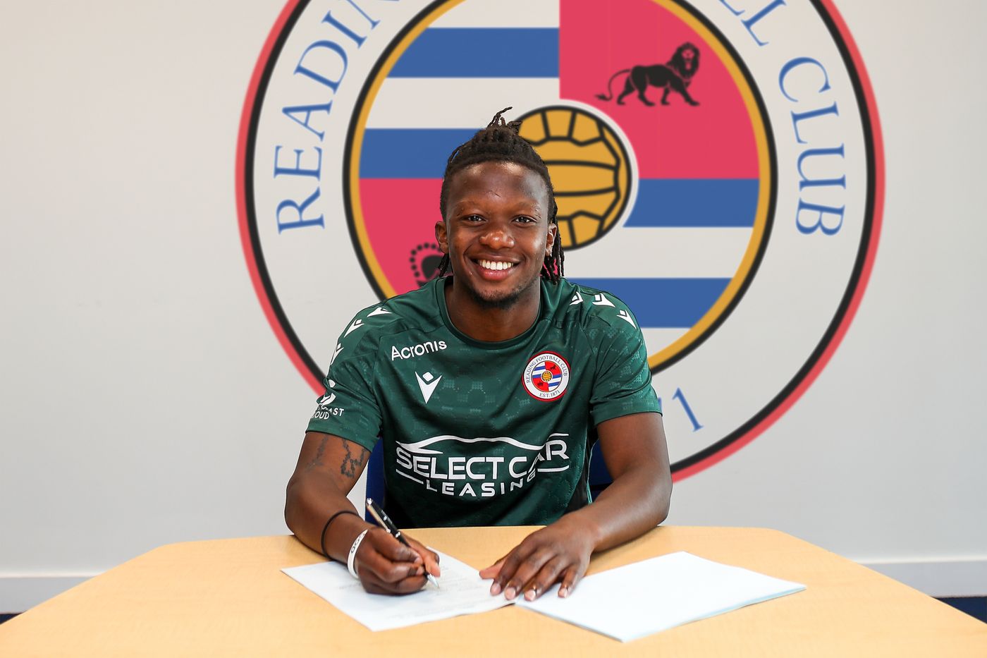 Official: Warriors midfielder Tivonge Rushesha extends stay at Reading ...